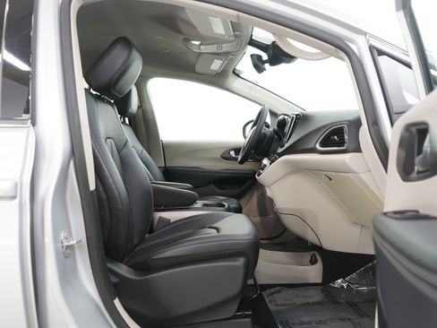 Used 2024 Chrysler Pacifica Touring-L image 11