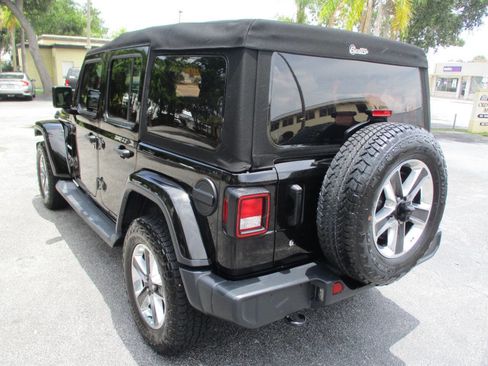 Used 2018 Jeep Wrangler Unlimited Sahara AWD/4WD image 9