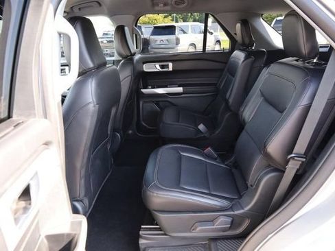 Used 2021 Ford Explorer Limited w/ Equipment Group 301A AWD/4WD image 11