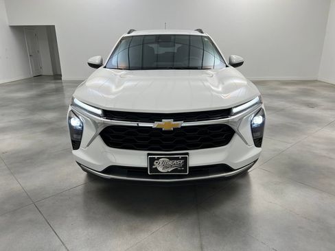 Used 2025 Chevrolet Trax LT w/ LT Convenience Package image 2