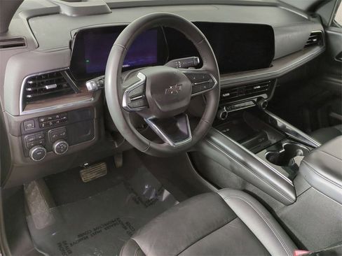 Used 2025 Chevrolet Suburban Z71 image 10