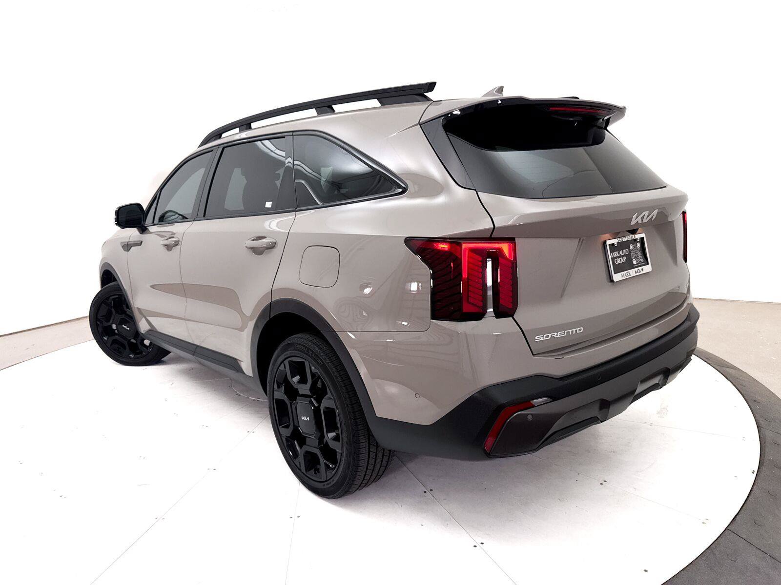Used 2024 Kia Sorento SX AWD/4WD image 2