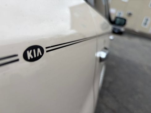 Used 2011 Kia Sorento LX w/ Convenience Pkg image 18