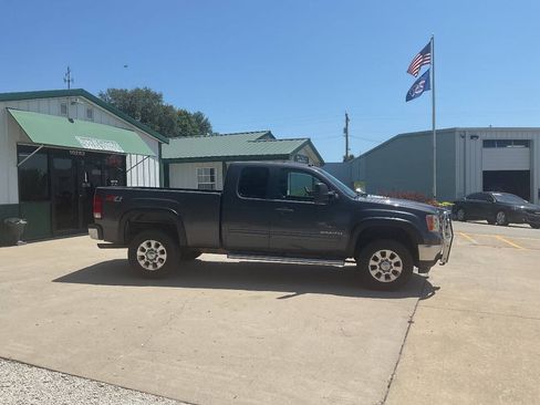 Used 2011 GMC Sierra 2500 SLE w/ SLE Preferred Package AWD/4WD image 2