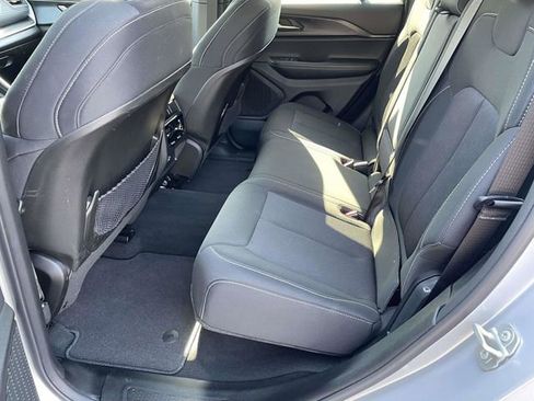 Used 2024 Jeep Grand Cherokee Laredo image 19