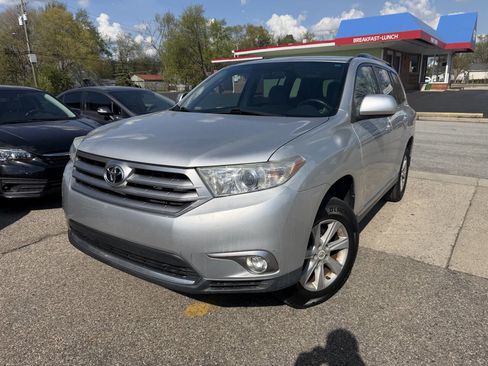 Used 2013 Toyota Highlander Plus AWD/4WD image 2