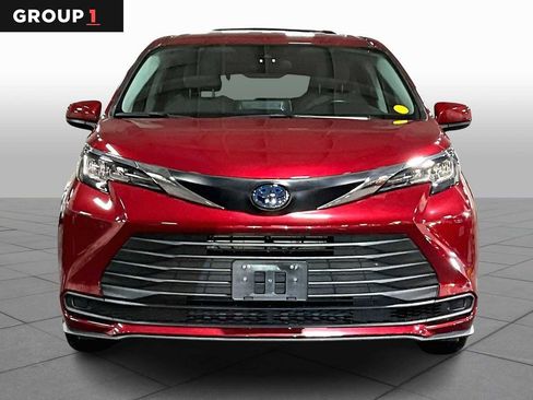 Used 2023 Toyota Sienna LE image 3