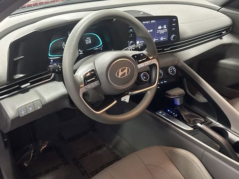 Used 2025 Hyundai Elantra SE FWD image 13