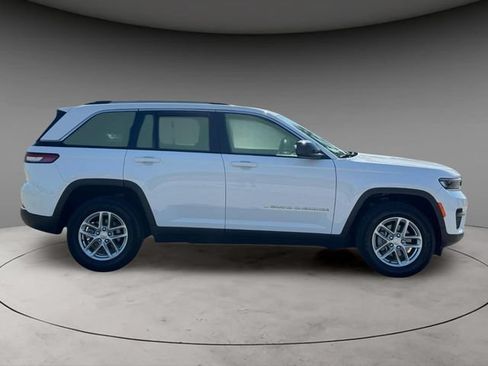 Used 2023 Jeep Grand Cherokee Laredo w/ Luxury Tech Group I AWD/4WD image 4