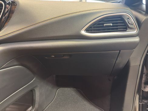 Used 2022 Chrysler Pacifica Pinnacle AWD/4WD image 25