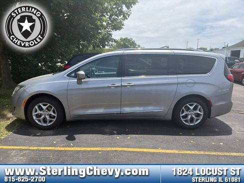 Used 2018 Chrysler Pacifica Touring-L w/ Tire & Wheel Group FWD image 2