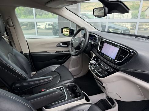 Used 2024 Chrysler Pacifica Limited FWD image 42