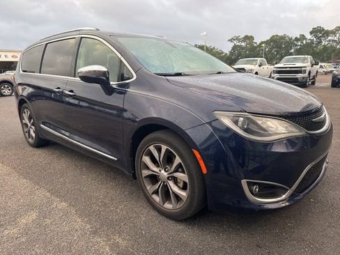 Used 2017 Chrysler Pacifica Limited image 2
