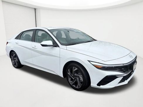 Certified 2025 Hyundai Elantra Limited FWD image 3