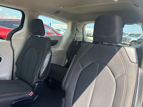Used 2017 Chrysler Pacifica Touring FWD image 29