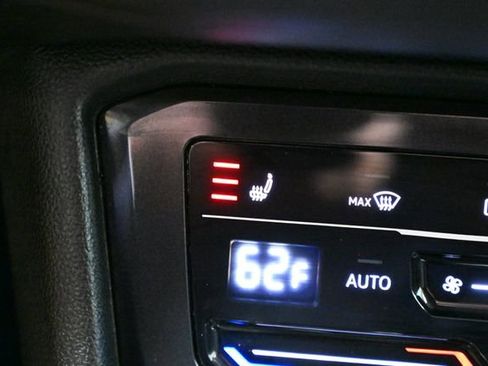 Used 2024 Volkswagen Tiguan SE image 33