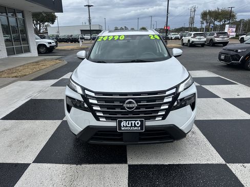 Used 2024 Nissan Rogue SV w/ SV Premium Package image 2