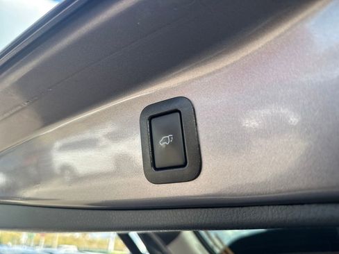 Used 2019 Toyota Highlander SE image 9