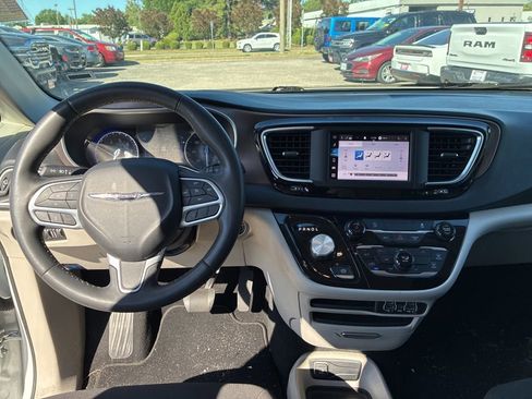 Used 2023 Chrysler Voyager LX FWD image 16