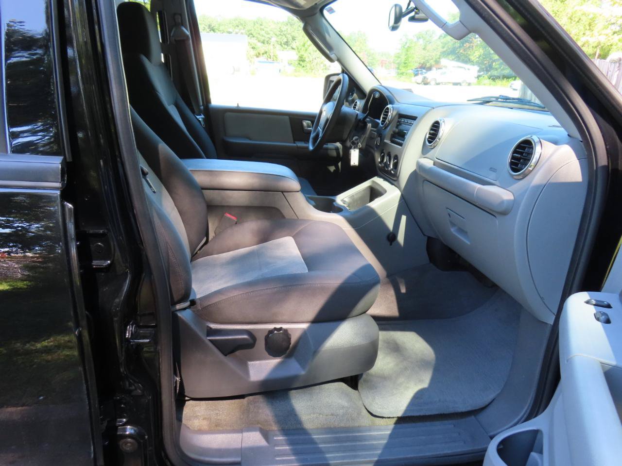 Used 2004 Ford Expedition XLT AWD/4WD image 26