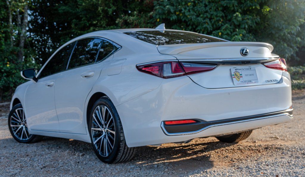 Used 2024 Lexus ES 300h w/ Premium Package FWD image 3