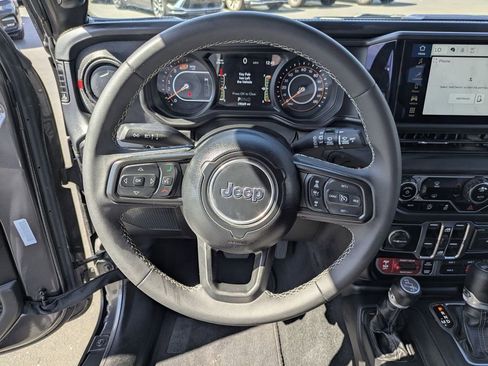 Used 2025 Jeep Wrangler Unlimited Rubicon image 18