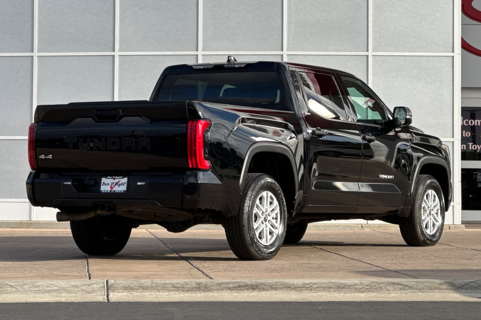 Used 2022 Toyota Tundra SR5 w/ SR5 Convenience Package AWD/4WD image 4