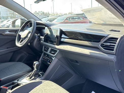 New 2026 Volkswagen Taos SE FWD image 20