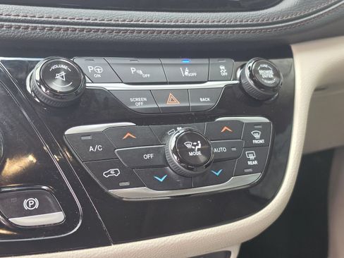 Used 2017 Chrysler Pacifica Limited w/ UConnect Theater Package FWD image 15