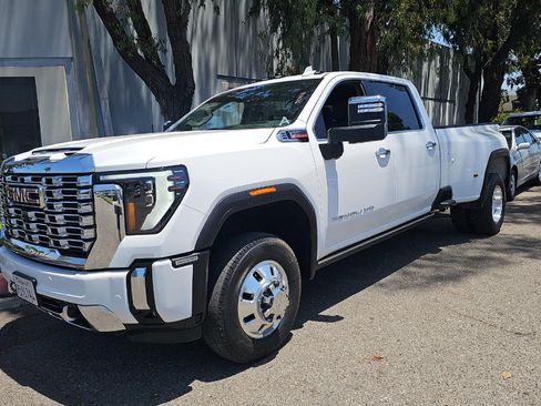 Used 2024 GMC Sierra 3500 Denali w/ Denali Reserve Package AWD/4WD image 2
