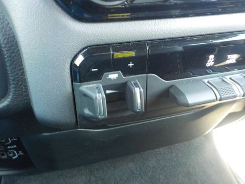 Used 2024 RAM 1500 Laramie AWD/4WD image 18