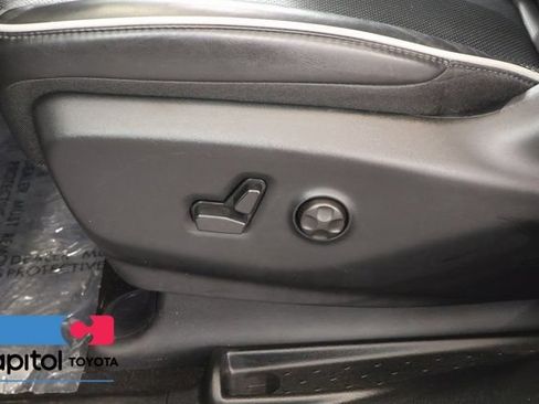 Used 2025 Chrysler Pacifica Limited FWD image 12