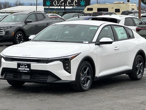 New 2025 Kia K4 LXS image 9
