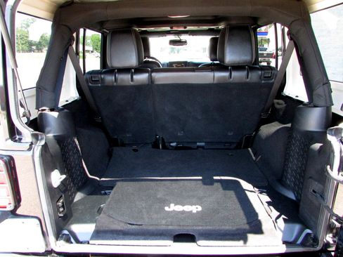 Used 2016 Jeep Wrangler Unlimited Sahara w/ Connectivity Group image 11