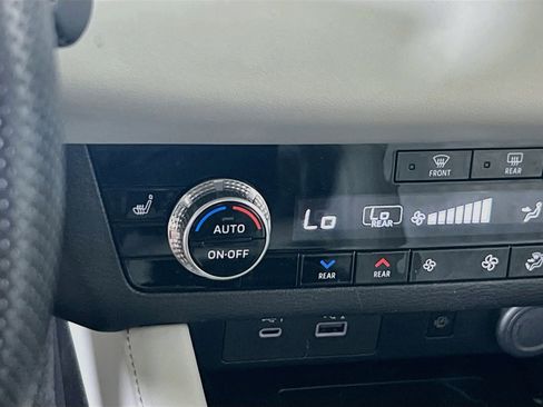 Used 2024 Mitsubishi Outlander SEL AWD/4WD image 19