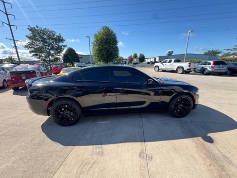 Used 2020 Dodge Charger SXT w/ Leather Interior Group RWD image 2