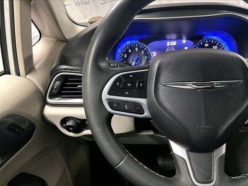 Used 2023 Chrysler Pacifica Touring-L FWD image 21