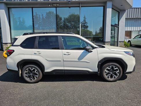 Used 2025 Subaru Forester Premium AWD/4WD image 8