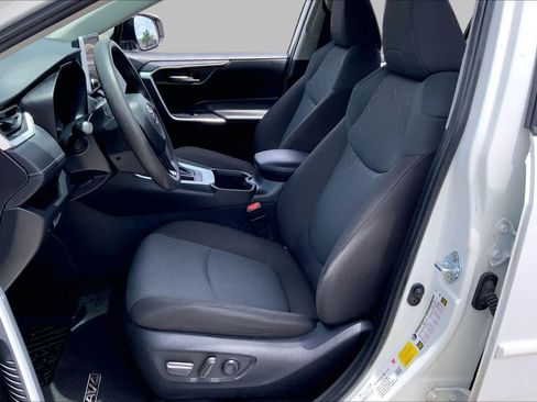 Used 2025 Toyota RAV4 XLE AWD/4WD image 8