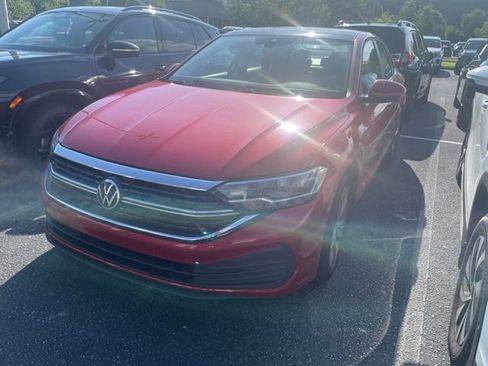 Used 2023 Volkswagen Jetta SE w/ Panoramic Sunroof Package FWD image 2