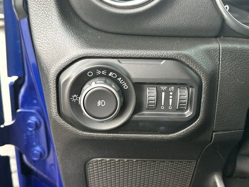 Used 2020 Jeep Wrangler Unlimited Sahara image 28