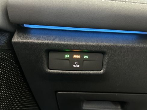 Certified 2025 Volkswagen Tiguan SE image 17