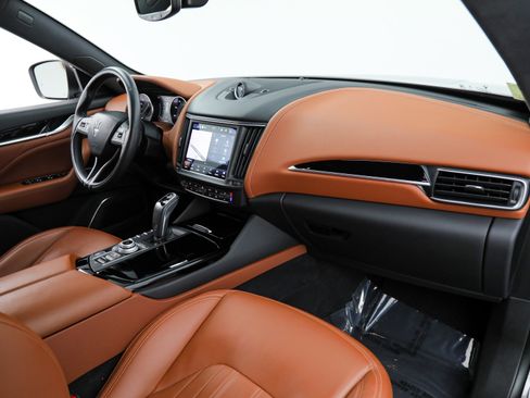 Certified 2023 Maserati Levante GT AWD/4WD image 11