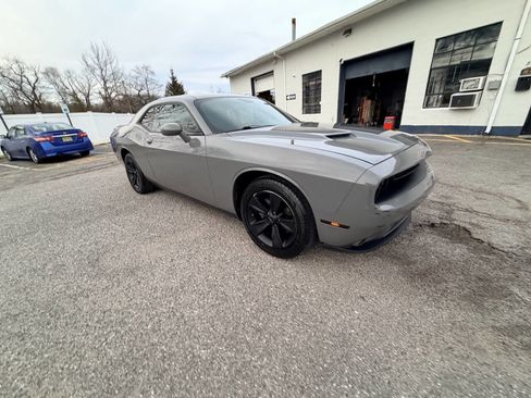Used 2019 Dodge Challenger SXT image 5