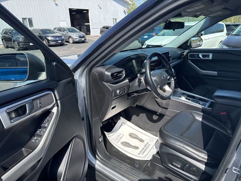 Used 2022 Ford Explorer XLT w/ Equipment Group 202A AWD/4WD image 11