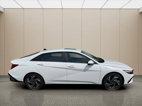 Used 2025 Hyundai Elantra Limited FWD image 12