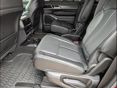 Used 2024 Jeep Wagoneer Series III w/ Convenience Group I AWD/4WD image 10