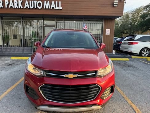 Used 2019 Chevrolet Trax LT w/ LT Convenience Package FWD image 2
