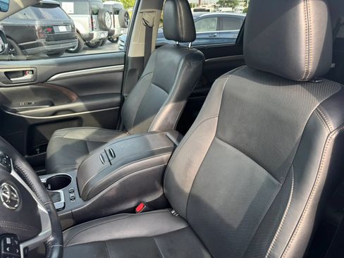 Used 2017 Toyota Highlander Limited AWD/4WD image 8