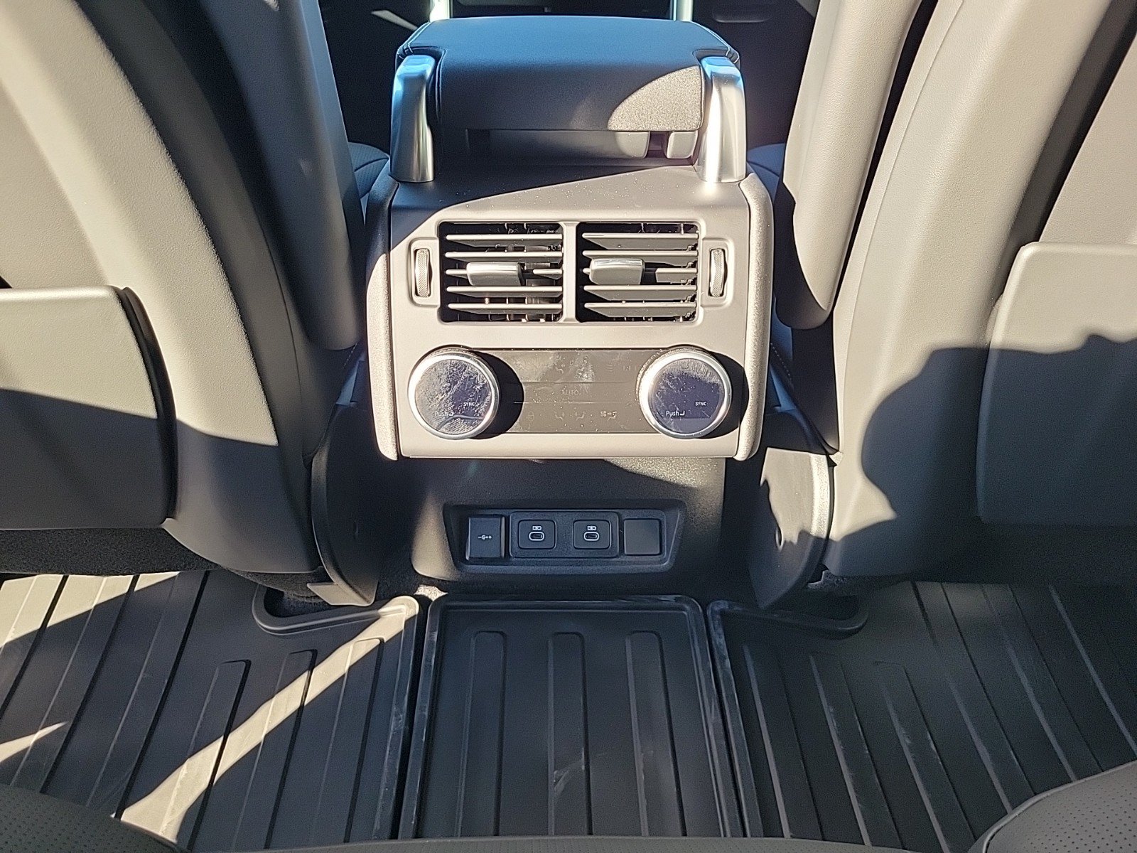 Used 2025 Land Rover Discovery Dynamic SE AWD/4WD image 20